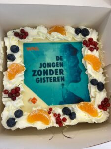 Taart om te vieren dat de podcast De Jongen Zonder Gisteren 1 miljoen luisteraars heeft bereikt